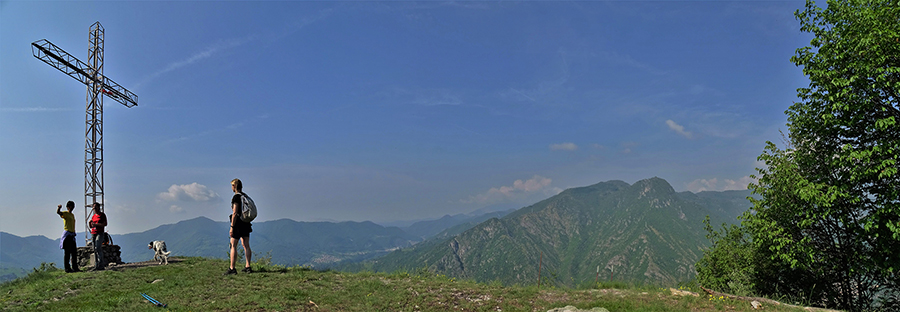 Sul pianoro di vetta alla croce del Pizzo di Spino (958 m)